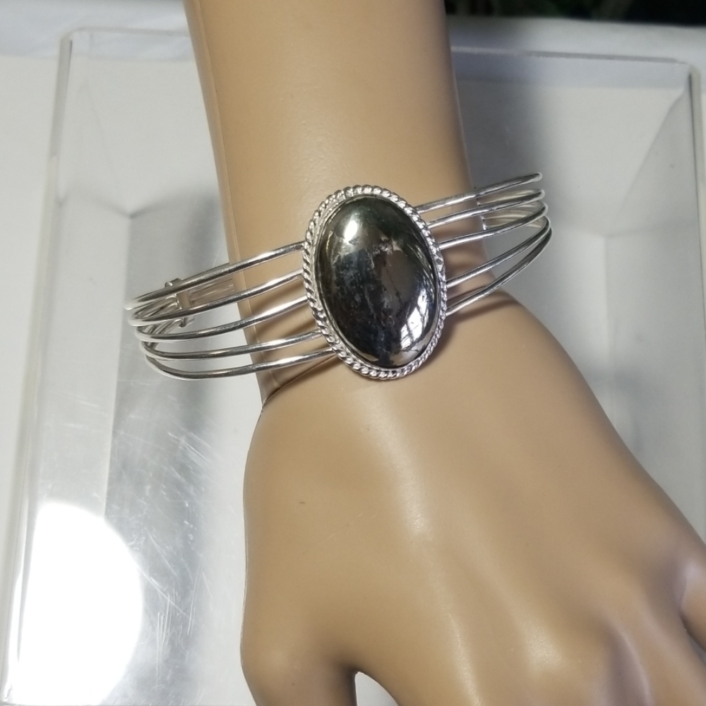 BEGUILING BRACELET NWOT